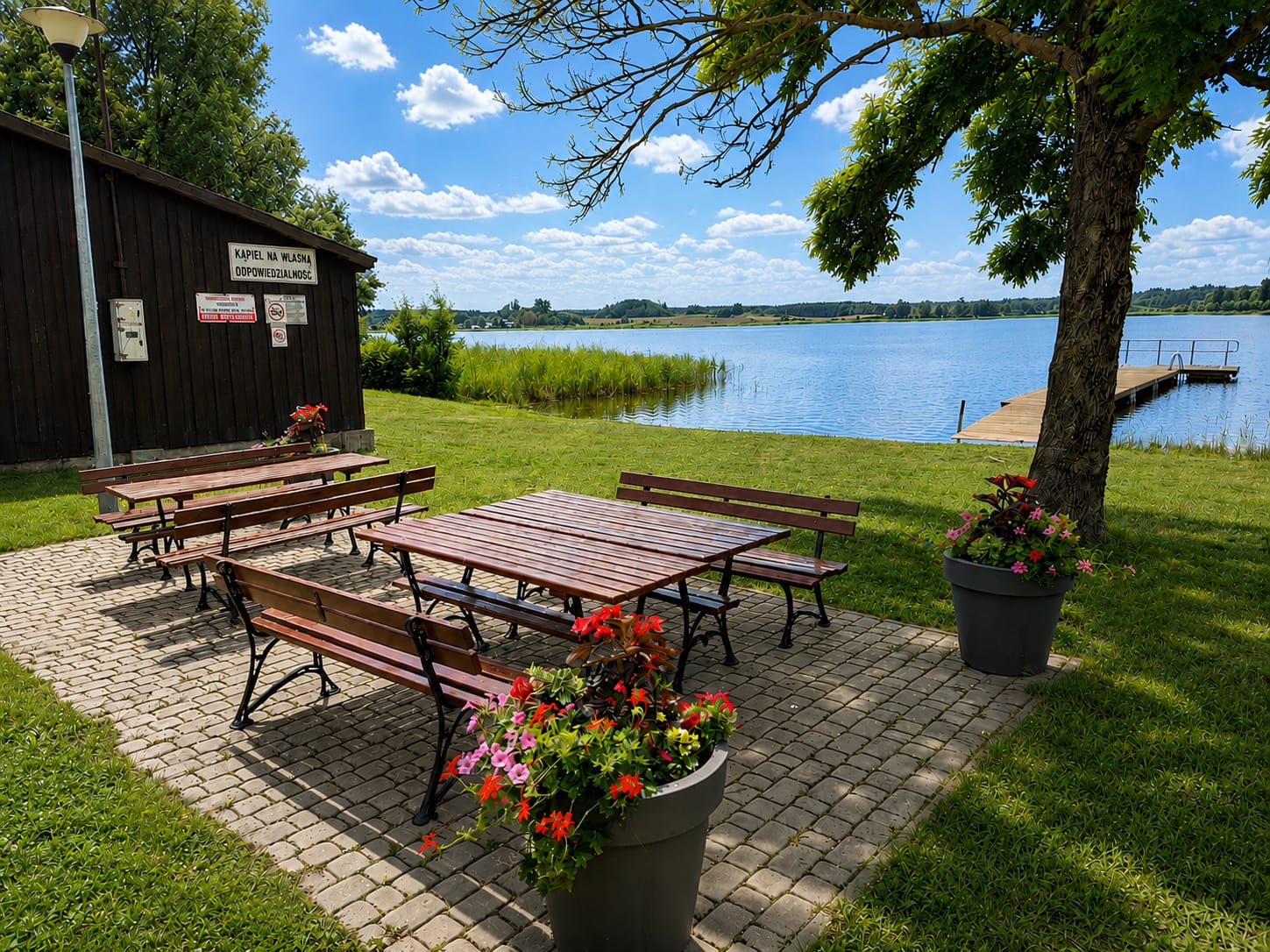 Huśtawki na plaży gminnej w&nbsp;Świętajnie