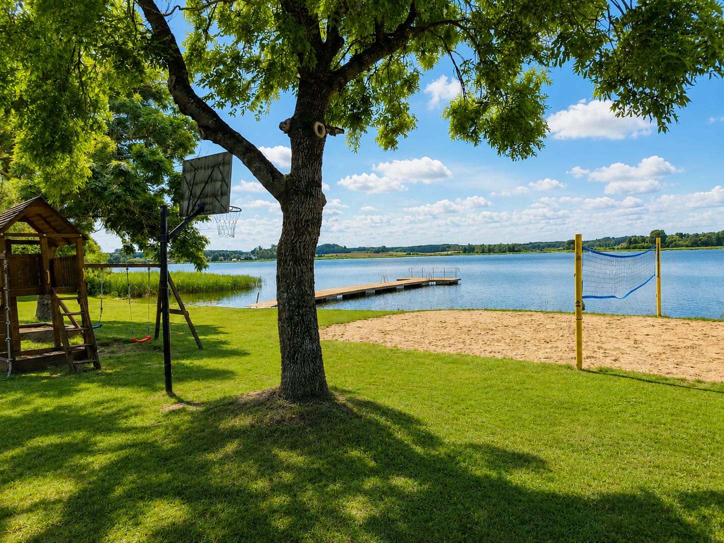 Plaża gminna w&nbsp;Świętajnie nad jeziorem
