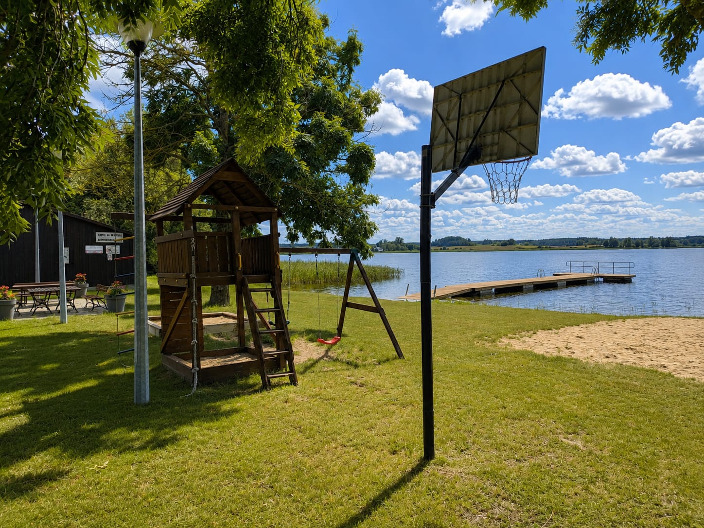 Plac zabaw na plaży gminnej w&nbsp;Świętajnie